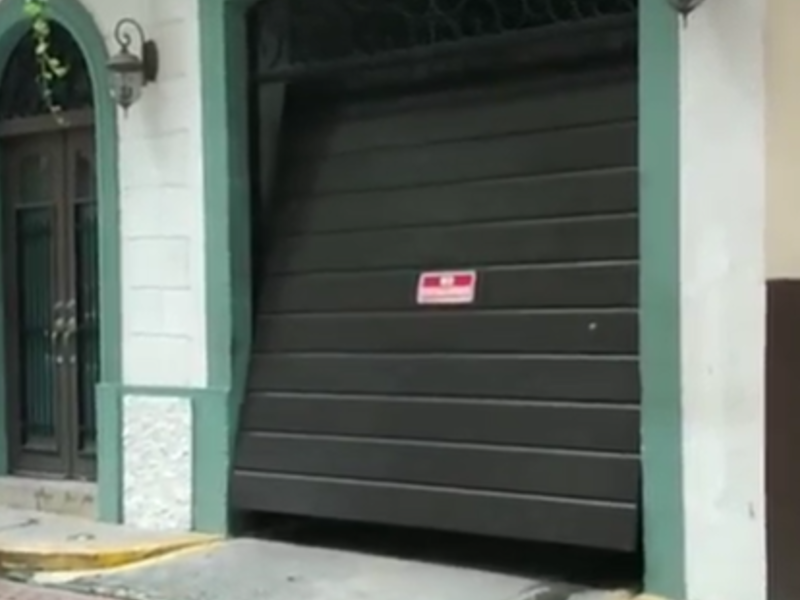 Portón levadizo Ciudad de Panamá - Armando Hierros Puertas Automáticas | Construex