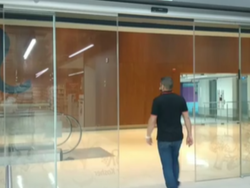 Puerta amplia abertura Ciudad de Panamá - Armando Hierros Puertas Automáticas | Construex