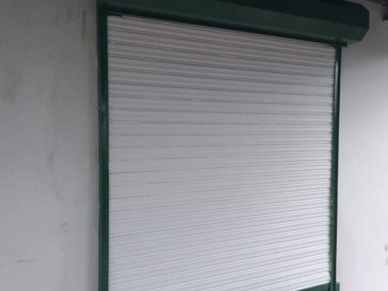 Puerta enrollable color blanco Panamá - Herrería Barrios | Construex