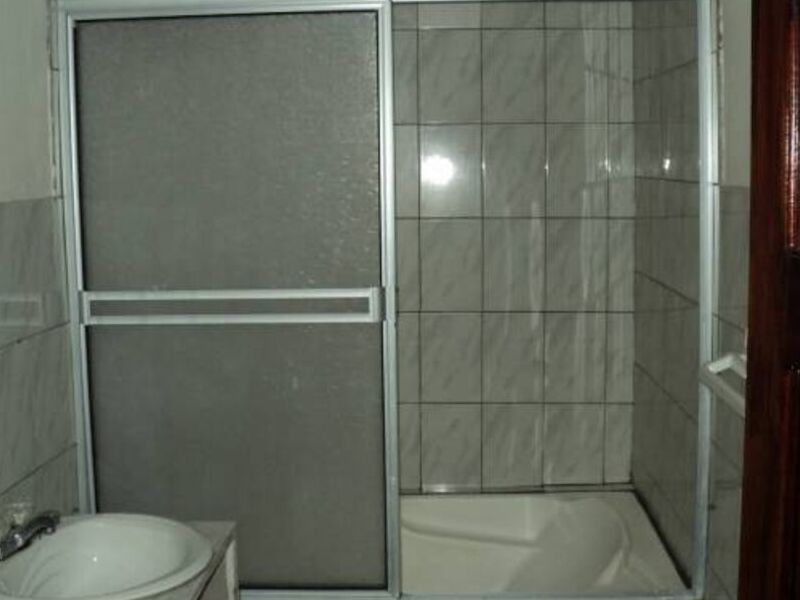 Puerta corrediza para baño en Chitré - Vidrios y Ventanas Morcillo | Construex