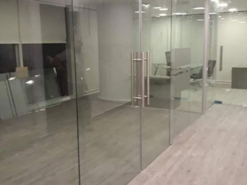 Divisiones Oficina vidrio templado Panama - JCR Aluminio Vidrios Acero Panamá | Construex