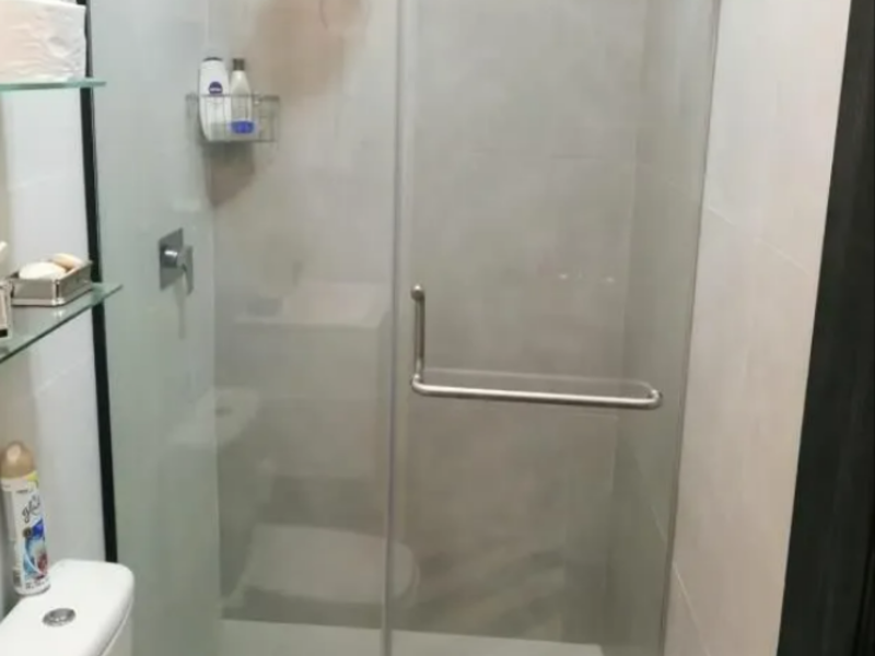 Puerta de baño en vidrio templado - JCR Servicios | Construex